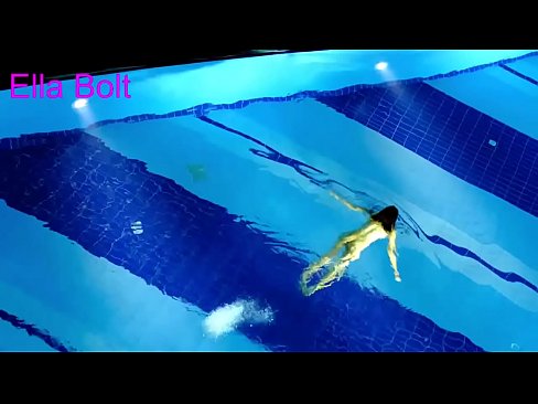 ❤️ Non podo deixar de mirar, unha moza loira que é sorprendida nadando espida na piscina do resort ELLA BOLT ❤❌ Porno anal na pornografía gl.xxx050890.ru ️❤